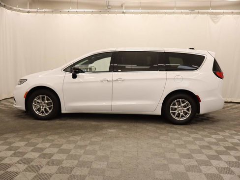 Used 2025 Chrysler Pacifica Select FWD image 2