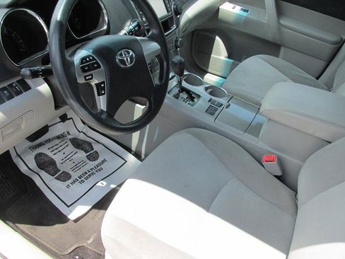 Used 2013 Toyota Highlander FWD w/ Cold Weather Pkg image 8