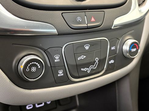 Used 2022 Chevrolet Equinox LS AWD/4WD image 16