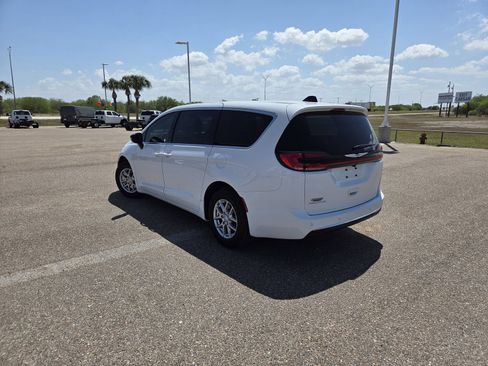 New 2026 Chrysler Pacifica Select FWD image 5