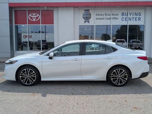 Used 2025 Toyota Camry XLE AWD/4WD image 4