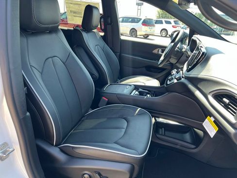 New 2027 Chrysler Pacifica Limited FWD image 10