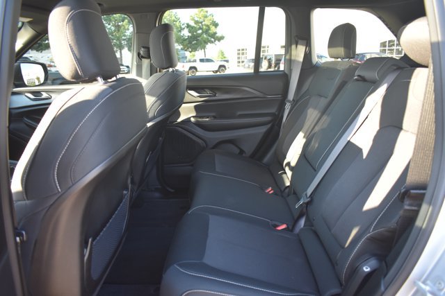 Used 2025 Jeep Grand Cherokee Laredo RWD image 16