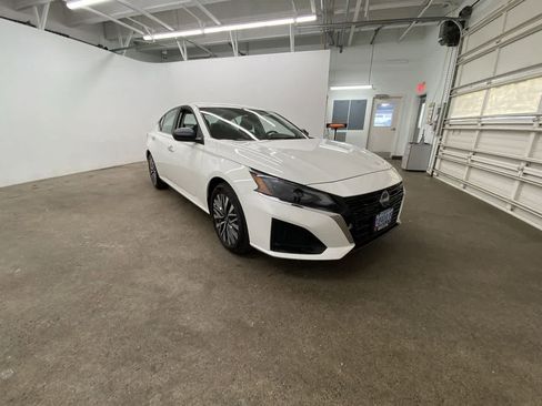 Used 2025 Nissan Altima 2.5 SV FWD image 8