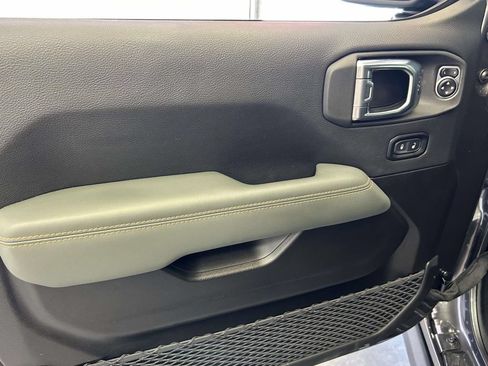 Used 2025 Jeep Gladiator Mojave AWD/4WD image 19
