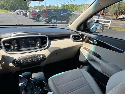 Used 2020 Kia Sorento LX FWD image 19