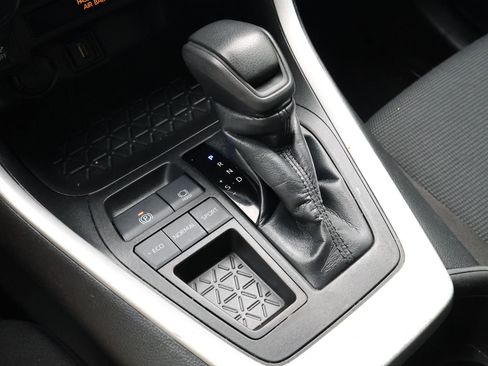 Used 2022 Toyota RAV4 LE FWD image 22