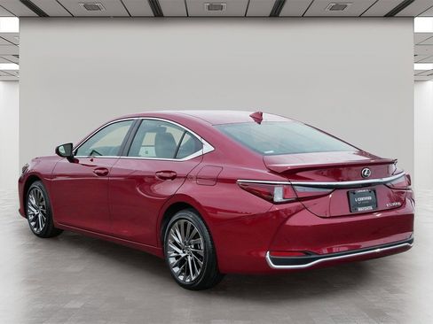 Used 2025 Lexus ES 300h w/ Luxury Package image 4