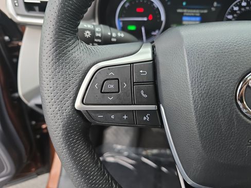 Used 2021 Toyota Sienna Limited image 19