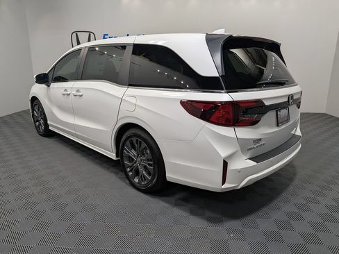 New 2026 Honda Odyssey Touring image 4