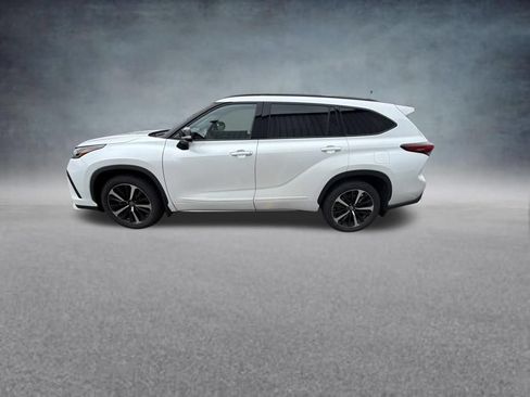 Used 2022 Toyota Highlander XSE AWD/4WD image 2