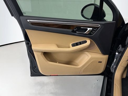Used 2018 Porsche Macan w/ Premium Package Plus AWD/4WD image 23