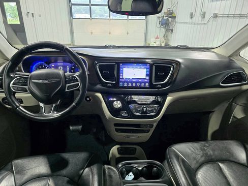 Used 2018 Chrysler Pacifica Touring-L Plus w/ Tire & Wheel Group FWD image 11