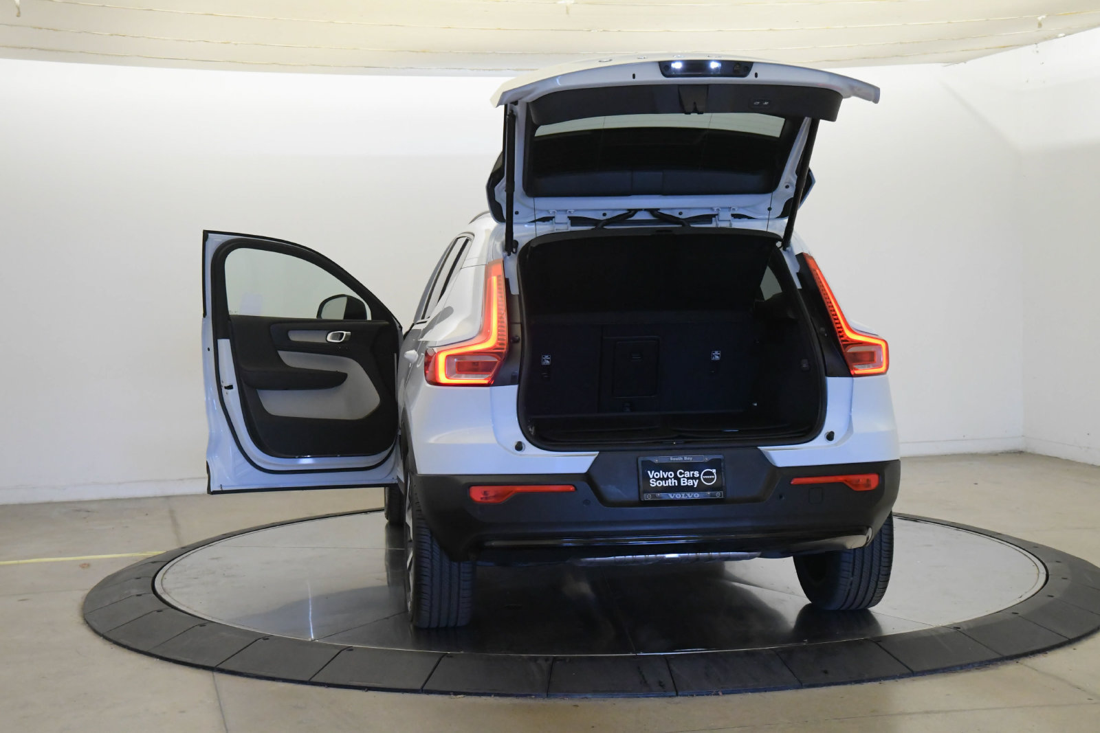 Used 2026 Volvo XC40 B5 Plus w/ Protection Package Premier AWD/4WD image 24