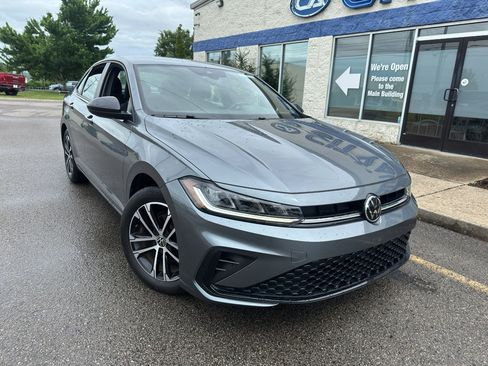 Used 2025 Volkswagen Jetta Sport FWD image 2