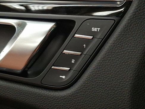 Used 2021 Porsche Macan Turbo image 20