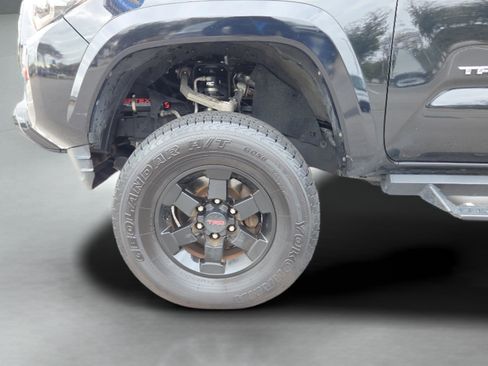 Used 2018 Toyota Tacoma TRD Sport w/ Technology Package image 10