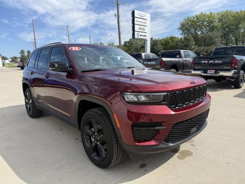 Used 2025 Jeep Grand Cherokee Altitude AWD/4WD image 34