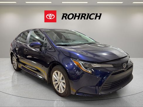 Used 2025 Toyota Corolla LE w/ LE Premium Package FWD image 4