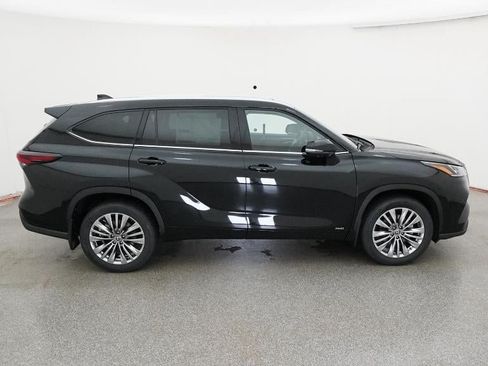 New 2026 Toyota Highlander Platinum AWD/4WD image 11