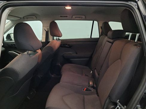 Used 2022 Toyota Highlander LE AWD/4WD image 18