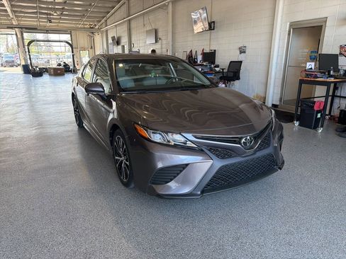 Used 2018 Toyota Camry SE w/ Audio Package image 2