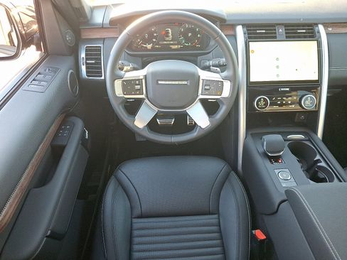Used 2025 Land Rover Discovery Dynamic SE image 11
