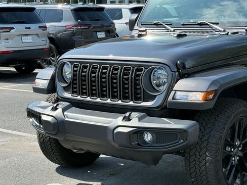 Used 2025 Jeep Gladiator Sport AWD/4WD image 9