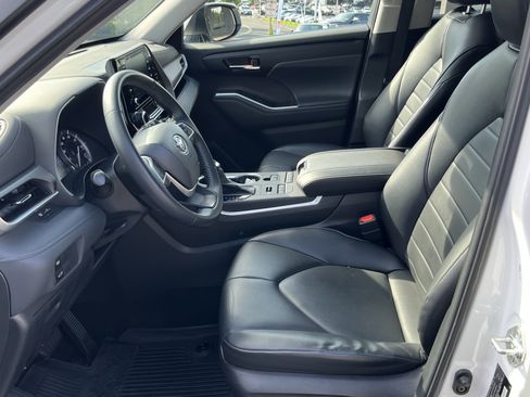 Used 2022 Toyota Highlander XLE AWD/4WD image 10