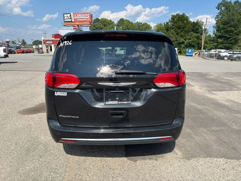 Used 2018 Chrysler Pacifica Touring-L FWD image 4