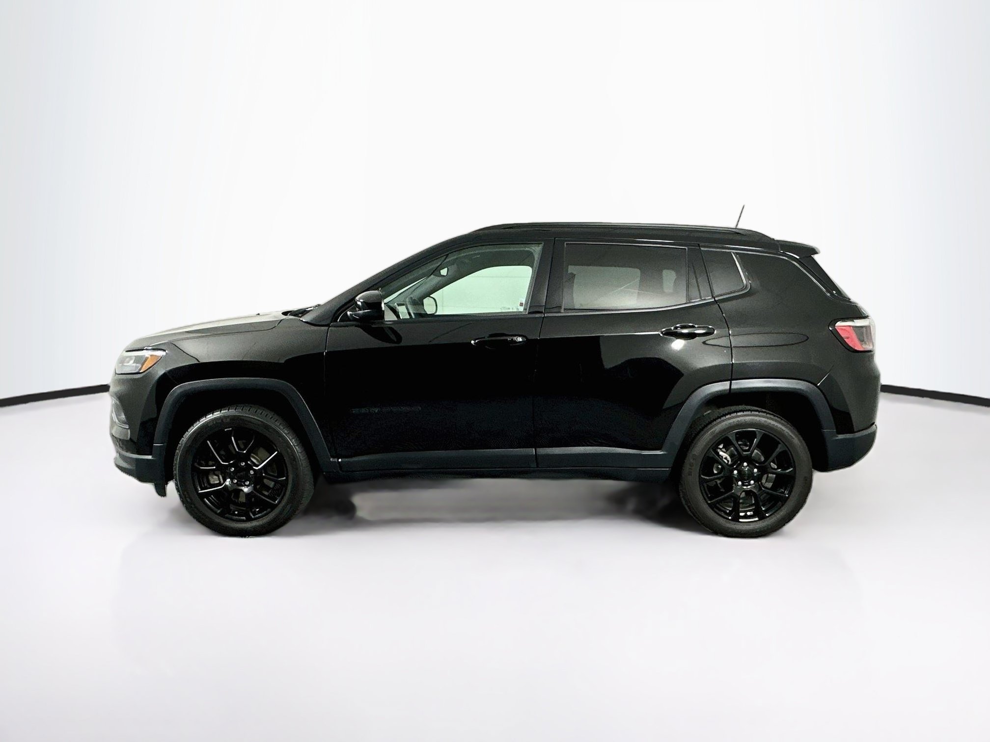 Used 2023 Jeep Compass Latitude w/ Sun and Sound Group AWD/4WD image 4