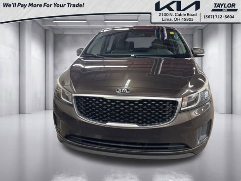 Used 2017 Kia Sedona LX w/ LX Essentials Premium Package image 2