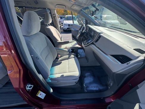 Used 2015 Toyota Sienna LE image 20