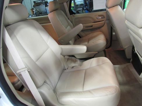 Used 2010 Cadillac Escalade Luxury AWD/4WD image 35