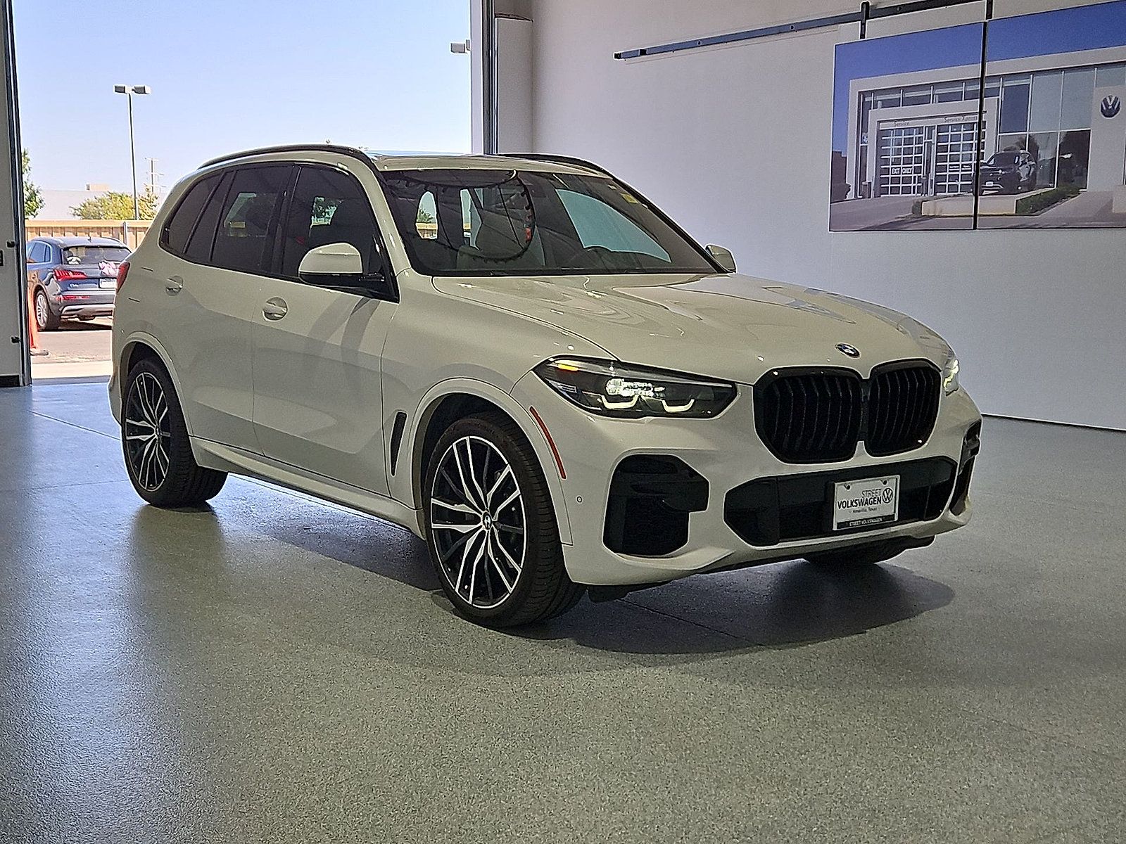 Used 2022 BMW X5 xDrive40i w/ M Sport Package AWD/4WD image 2