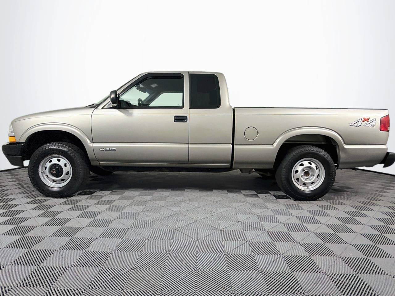 Used 2001 Chevrolet S10 Pickup 4x4 Extended Cab image 7