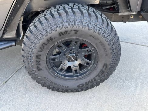 Used 2017 Jeep Wrangler Unlimited Rubicon w/ Connectivity Group AWD/4WD image 12