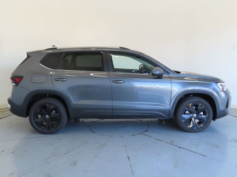 New 2026 Volkswagen Taos SE image 2