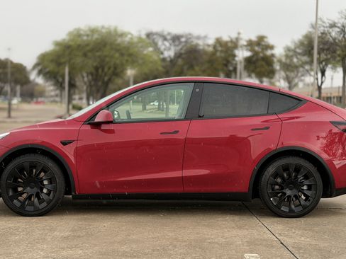 Used 2021 Tesla Model Y Long Range image 8