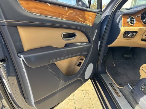 Used 2022 Bentley Bentayga V8 image 13