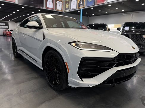 Used 2025 Lamborghini Urus SE image 3