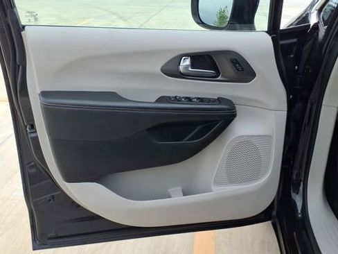 Used 2022 Chrysler Pacifica Touring-L image 15