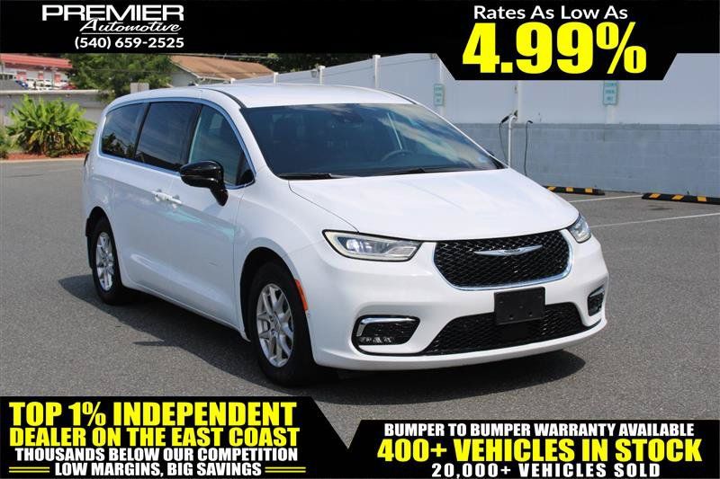 Used 2025 Chrysler Pacifica Select FWD image 1