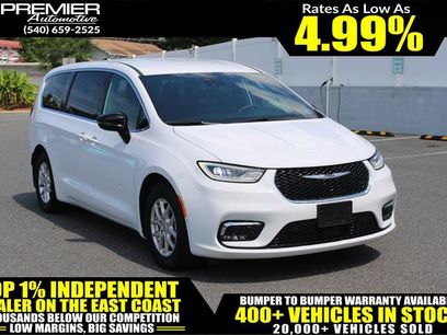 Used 2025 Chrysler Pacifica Select