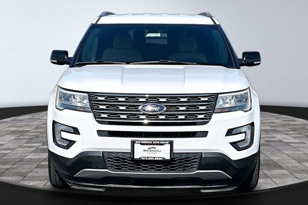 Used 2017 Ford Explorer XLT FWD image 3