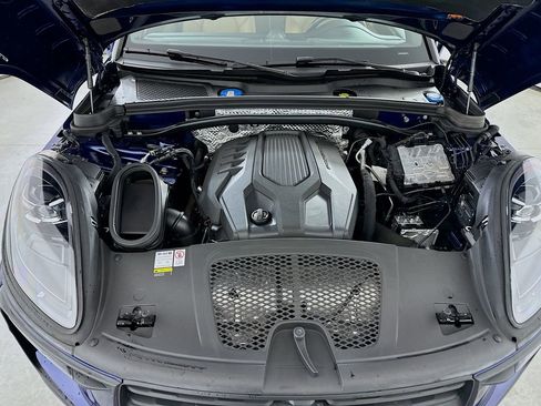 Certified 2023 Porsche Macan AWD/4WD image 32