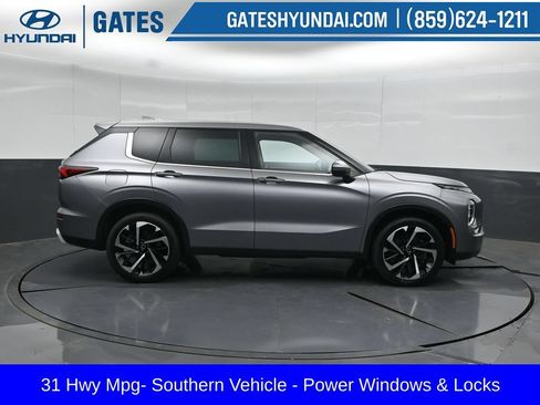 Used 2023 Mitsubishi Outlander SE FWD image 3