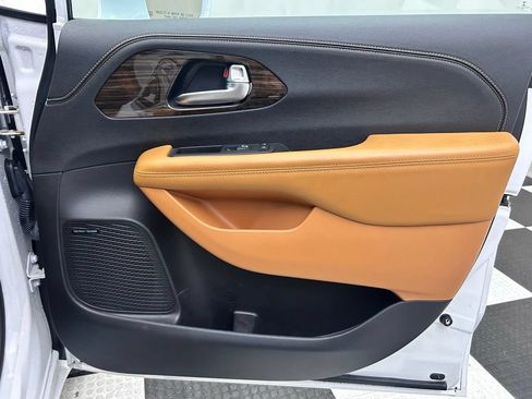 Certified 2022 Chrysler Pacifica Pinnacle AWD/4WD image 18