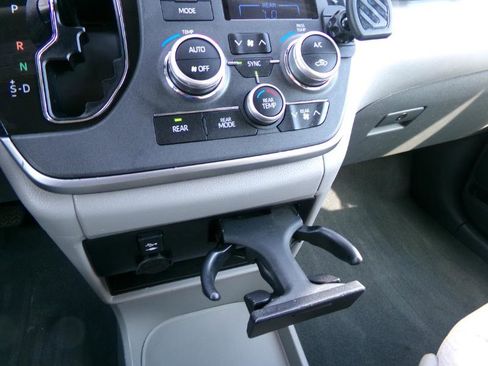 Used 2020 Toyota Sienna LE image 28