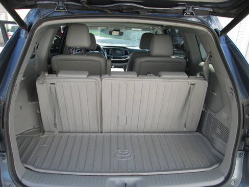 Used 2019 Toyota Highlander XLE AWD/4WD image 18